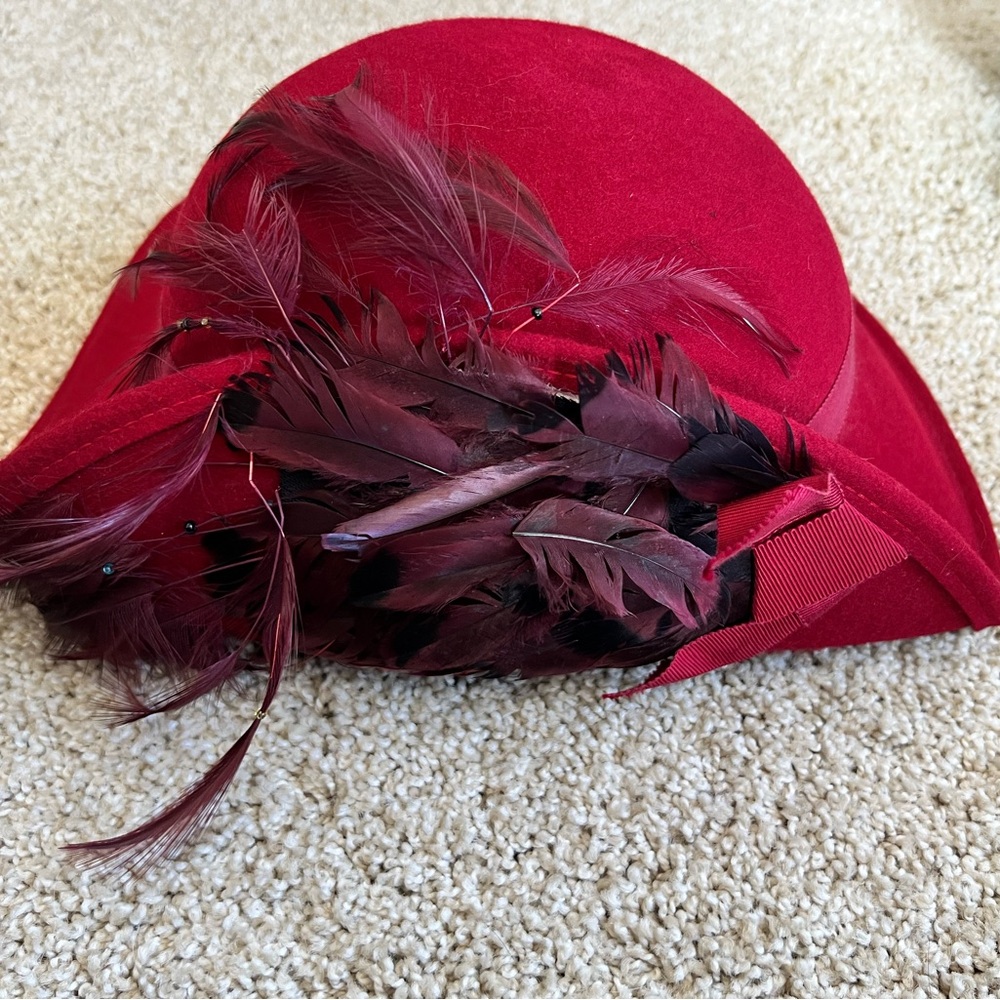 Vintage Peachfelt Elegant Red Feathered Women's Hat